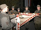Vier Rekruten leisten ihr Gelöbnis an der Fahne. (Bild öffnet sich in einem neuen Fenster)