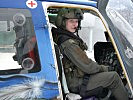 Frau Leutnant Eva Berginc kurz vor dem Abflug. (Bild öffnet sich in einem neuen Fenster)