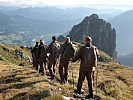 Eine Marschgruppe bei einem kurzen Abstecher ins Gauertal. (Bild öffnet sich in einem neuen Fenster)