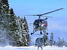Der Notarzthubschrauber erreicht den Einsatzort. (Bild öffnet sich in einem neuen Fenster)