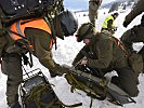 Soldaten des Flugnotfallteams bauen eine Universaltrage zusammen. (Bild öffnet sich in einem neuen Fenster)
