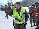 Einsatzleiter Major Bernert erteilt die nötigen Befehle an sein Team. (Bild öffnet sich in einem neuen Fenster)