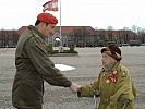 Der Gardekommandant Major Kirchebner gratuliert zum Geburtstag. (Bild öffnet sich in einem neuen Fenster)