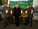 Die erfolgreichen Leistungssportler mit Minister Darabos. (Bild öffnet sich in einem neuen Fenster)