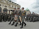 Die Angelobung beginnt: Der Fahnentrupp marschiert ein. (Bild öffnet sich in einem neuen Fenster)