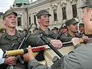 Die Soldaten leisten ihr Treuegelöbnis auf die Republik. (Bild öffnet sich in einem neuen Fenster)
