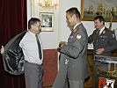 Schnell war ein passender Uniformrock für den Brigadier gefunden. (Bild öffnet sich in einem neuen Fenster)