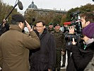 Informationsoffizier Major Rainer Fradinger meldet BM Norbert Darabos. (Bild öffnet sich in einem neuen Fenster)