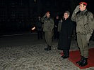 Bundespräsident Fischer mit Major Kirchebner. (Bild öffnet sich in einem neuen Fenster)