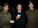 Der Bundespräsident feierte mit den Soldaten der Garde. (Bild öffnet sich in einem neuen Fenster)