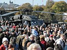 Der Hubschrauber stößt auf großes Interesse. (Bild öffnet sich in einem neuen Fenster)