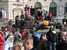 Besucher auf dem Kampfpanzer "Leopard" 2A4. (Bild öffnet sich in einem neuen Fenster)