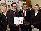 Minister Norbert Darabos freut sich über die eigens von der Staatsdruckerei angefertigte "Pro Defensione"-Briefmarke.