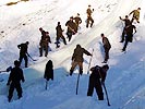 Enorme Schneemassen bedrohten das Haus der Familie Huber.