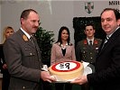 LH-Stellvertreter Erich Haider (li.) mit seiner Geburtstagstorte. Silvia Hackl und Generalmajor Raffetseder gratulieren.