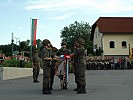 Die jungen Soldaten sprechen das Treuegelöbnis.