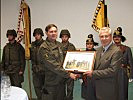 Major Gaugusch, l., mit einem Erinnerungsgeschenk für den Gastgeber, Bürgermeister Willibald Müller.