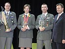 "Soldier of the Year" Richard Hörtnagl mit den Nominierten Korporal Marlies Schild und Oberwachtmeister Klaus Pascuttini.