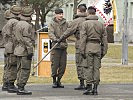 Mit der Standarte übernimmt Major Bojtos symbolisch das Kommando über das Bataillon.