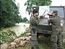 Soldaten beim Planen des Hilfseinsatzes.