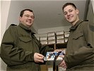 Oberleutnant Markus Oppitz (l.), Kommandant der leichten Fliegerabwehr- lenkwaffenbatterie in Hörsching, überreicht Rekrut Daniel Pichler eine der neuen Pulsuhren.