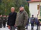 Der Tiroler Militärkommandnat, Generalmajor Bauer, r., und der Bürgermeister von Landeck, Engelbert Stenico.