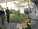 Brigadier i.R. DI Helmut Schöberl mit dem stellvertretenden Regimentskommandanten Oberstleutnant Georg Klecatsky bei der Kranzniederlegung.