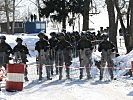 Unter anderem trainierten die Soldaten den Umgang mit Demonstranten.