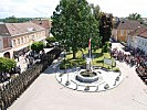 Die angetretenen Soldaten am Marktplatz in Wallsee-Sindelburg.