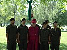 Der Militärbischof, Christian Werner, mit den Firmlingen.