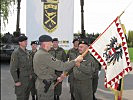 Mit der Standarte übernimmt Oberst Stacher, r., symbolisch das Kommando.