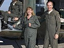 Oberstleutnant Hannes Mittermair (im Hubschrauber), Silvia Stundner und Oberst Andreas Putz vor der Agusta Bell 212.