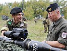 Brigadegeneral Michiel van der Laan, l., und Generalleutnant Günter Höfler, r., machten sich ein Bild vor Ort.