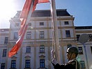 Die Garde hisst die Flagge vor dem neu eröffneten Akademietrakt.