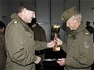 Generalmajor Raffetseder mit dem neuen Bereichsmeister Vizeleutnant Kaiser...