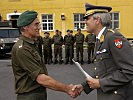 Generalmajor Bernhard Bair (r.) gratuliert Vizeleutnant Josef Spitzenberger zum Dienstjubiläum.