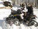 Bei einer Fahrt mit dem Schneequad überzeugte sich der Minister von der Gebirgstauglichkeit der Brigade.