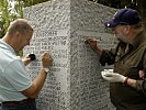 Major Gerhard Utz und Alfred Kitzmüller beim Restaurieren der Denkmäler.