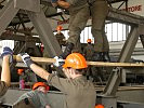 Eine D-Brücke wird wegen der großen Hitze in einem Hangar errichtet.