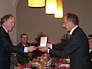 Generalmajor Pucher (r.) empfing Dr. Casteleijn aus den Niederlanden.