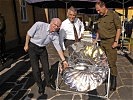 Wolfgang Rescheneder (l.) überzeugt Werner Maierhofer und Generalmajor Kurt Raffetseder vom neuen Solarkocher der Umweltakademie.