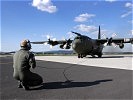 Eine C-130 "Hercules" wird startklar gemacht.
