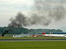 Einsatzkräfte kümmern sich um die Passagiere der McDonnell Douglas.