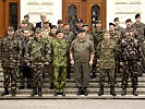 Gruppenfoto vor dem Hauptgebäude