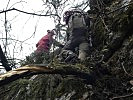 Ein Heeresalpinist und ein ziviler Arbeiter auf dem schwierigen Weg zum Einsatzort.