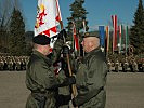 Wehmut: Brigadier Polajnar (r.) gibt die Standarte seiner "Siebenten" zurück an Generalleutnant Günter Höfler.