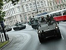 Nicht alltäglich: Panzerfahrzeuge auf der Wiener Ringstraße.