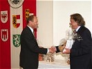 Direktor Wolfgang Becker (l.) dankt Vizeleutnant Ring für seine langjährige Arbeit.