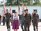 Der militärische Festakt begann mit dem feilerlichen "Abschreiten der Front" der angetretenen Truppe.