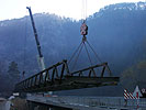 Herausheben der Behelfsbrücke in Zusammenarbeit mit zivilen Kräften